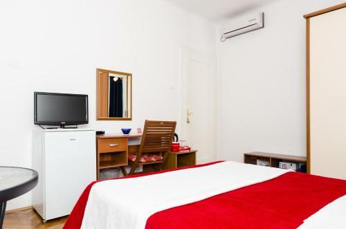 Hostal Apartment & Room Ivela