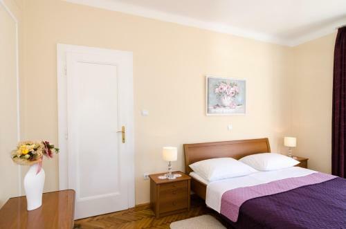 Hostal Apartment & Room Ivela