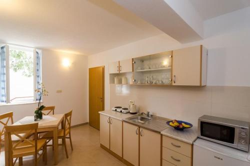 Apartments And Rooms With Wifi Dubrovnik - 11145