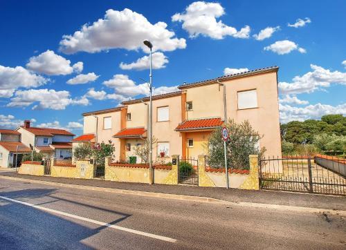 Apartment With 4 Bedrooms 446