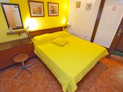 Hostal Apartments August 875