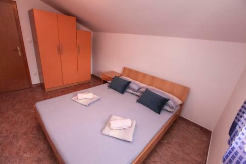 Hostal Apartments Ezra