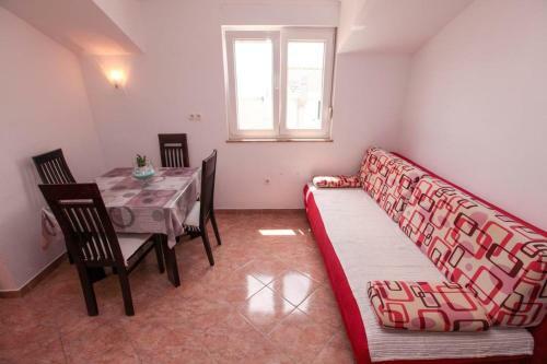 Hostal Apartments Ezra