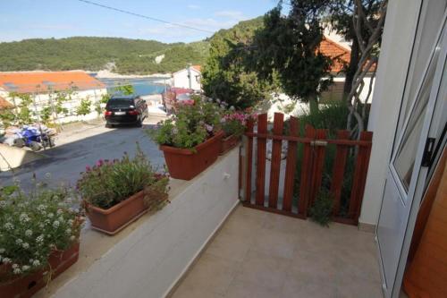 Apartments By The Sea Milna (hvar) - 8795