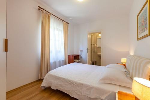 Hvar Villa Sleeps 8 Pool Air Con Wifi T739246