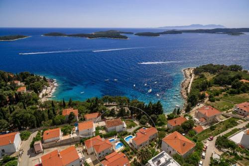 Hvar Villa Sleeps 8 Pool Air Con Wifi T739246