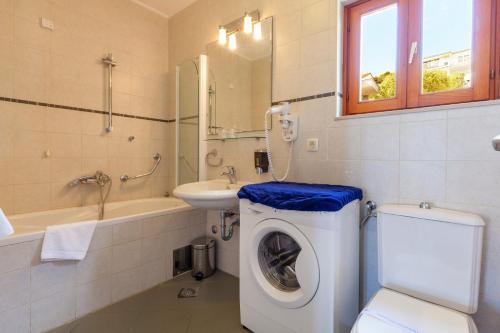 Hvar Villa Sleeps 8 Pool Air Con Wifi T739246
