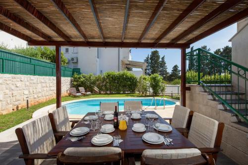 Hvar Villa Sleeps 8 Pool Air Con Wifi T739246