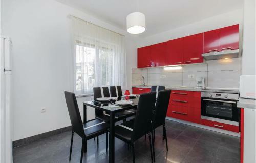 Four-bedroom Holiday Home In Jadranovo
