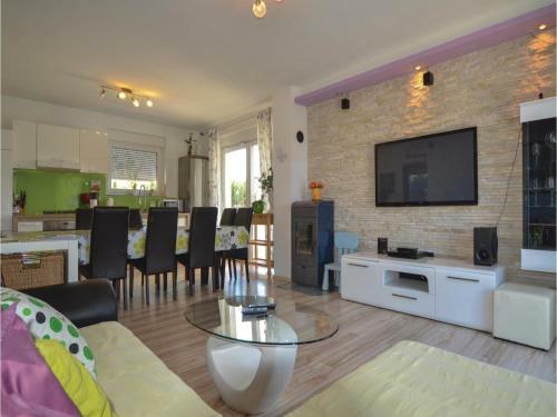 Four-bedroom Holiday Home In Kanfanar