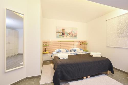 Apartments With A Parking Space Kastel Stari (kastela) - 15411