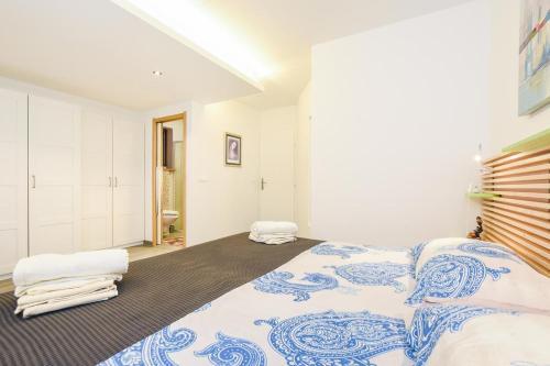 Apartments With A Parking Space Kastel Stari (kastela) - 15411