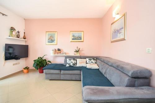 Apartments With A Parking Space Kastel Stari (kastela) - 15411