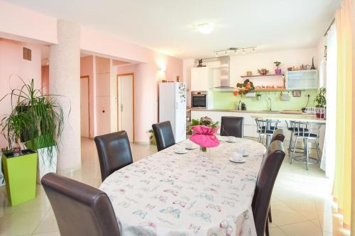 Apartments With A Parking Space Kastel Stari (kastela) - 15411
