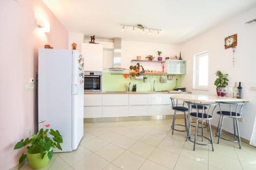 Apartments With A Parking Space Kastel Stari (kastela) - 15411