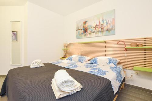 Apartments With A Parking Space Kastel Stari (kastela) - 15411
