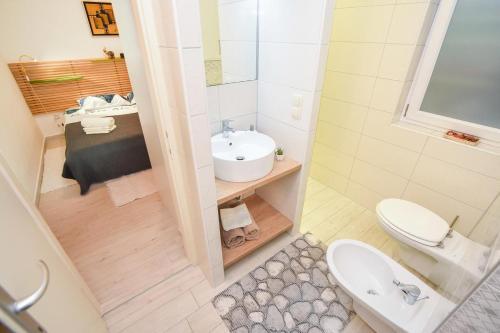 Apartments With A Parking Space Kastel Stari (kastela) - 15411