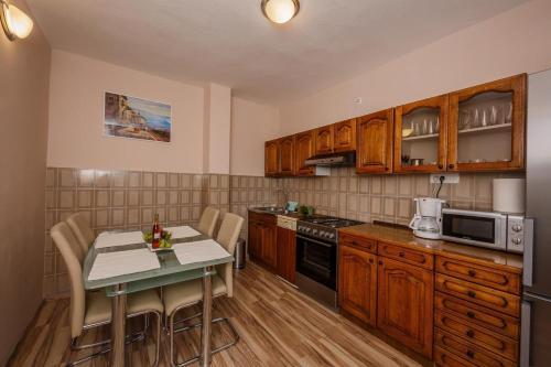 Apartments With A Parking Space Kastel Stari (kastela) - 16087