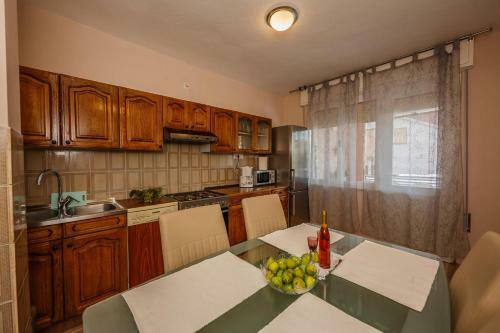 Apartments With A Parking Space Kastel Stari (kastela) - 16087