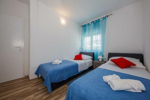 Apartments With A Parking Space Kastel Stari (kastela) - 16087