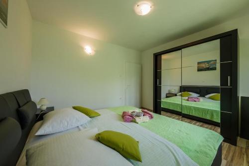 Apartments With A Parking Space Kastel Stari (kastela) - 16087