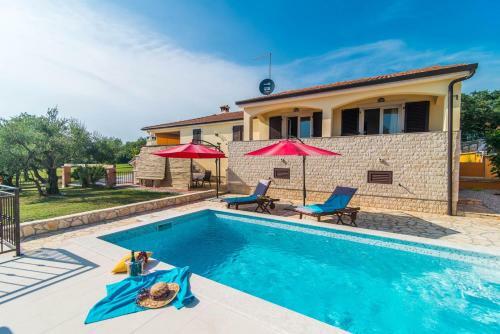 Apartment Nono With Pool