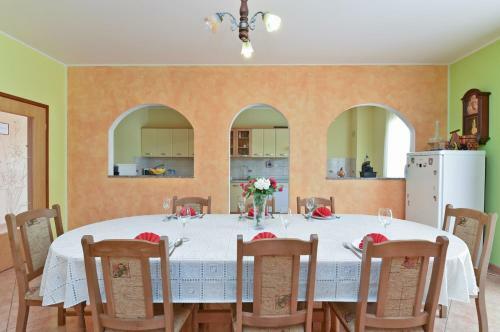 Apartment Dvori With Pool