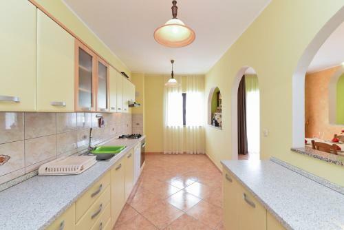 Apartment Dvori With Pool