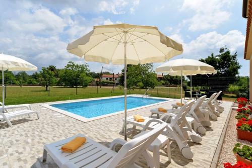 Apartment Dvori With Pool