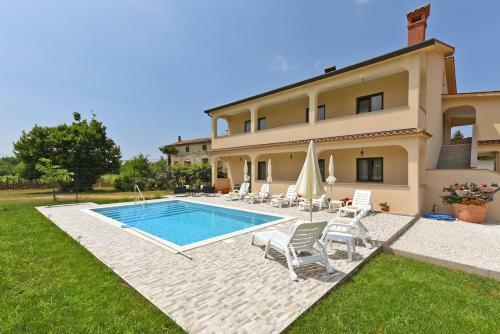 Apartment Dvori With Pool