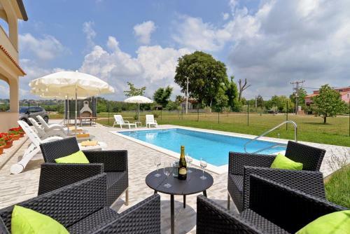 Apartment Dvori With Pool