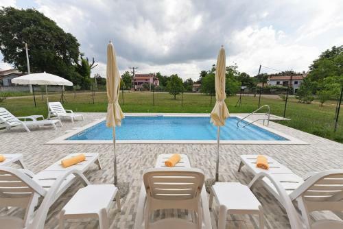 Apartment Dvori With Pool