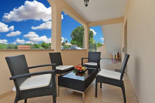 Apartment Dvori With Pool