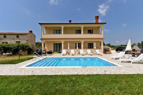Apartment Dvori With Pool