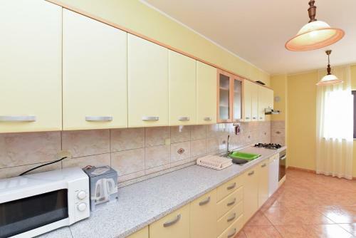 Apartment Dvori With Pool