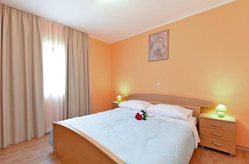 Apartment Dvori With Pool