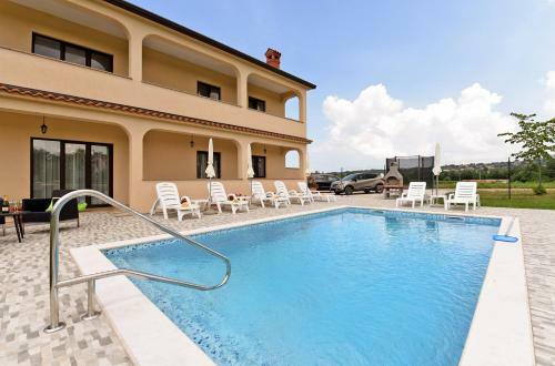 Apartment Dvori With Pool