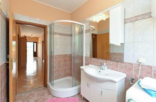 Apartment Dvori With Pool