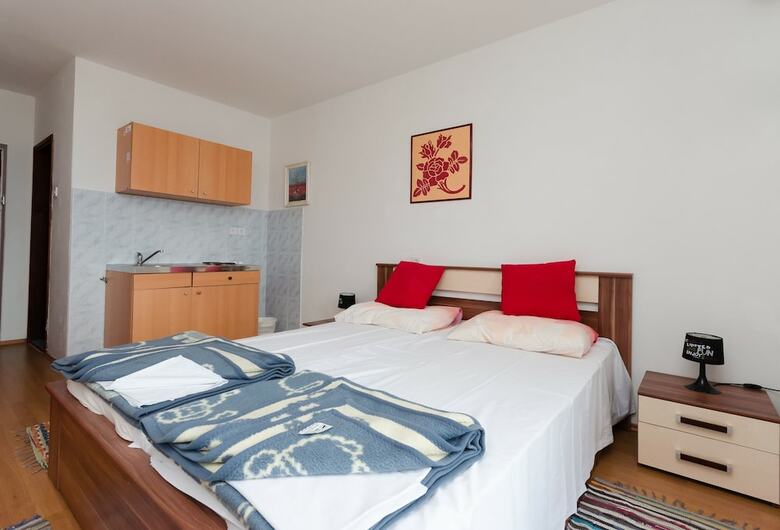 Hostal Apartments And Room Sreten