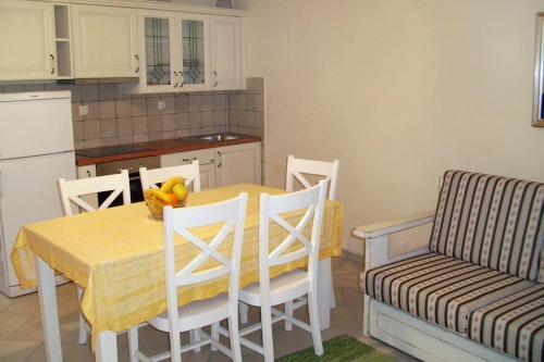 Apartments With A Parking Space Komiza (vis) - 9247