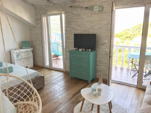 Surfers's Lodge Design Apartment