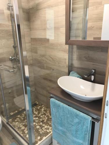 Surfers's Lodge Design Apartment