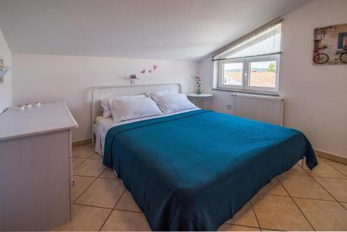 Apartments With A Parking Space Krk - 5424