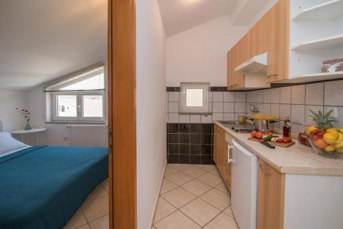 Apartments With A Parking Space Krk - 5424