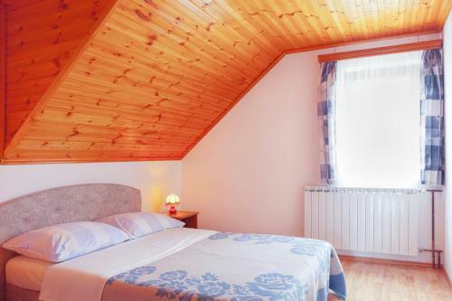 Apartment Smoljanac 14023a