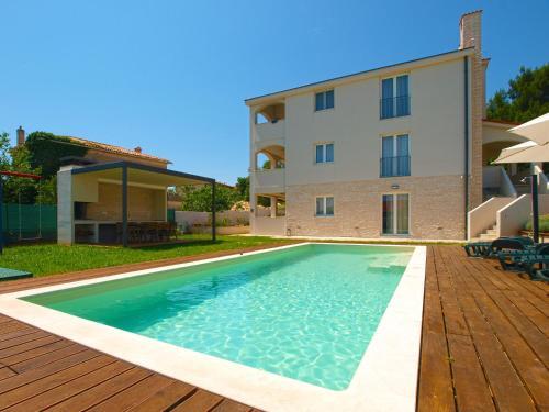 Apartments Denis 1742