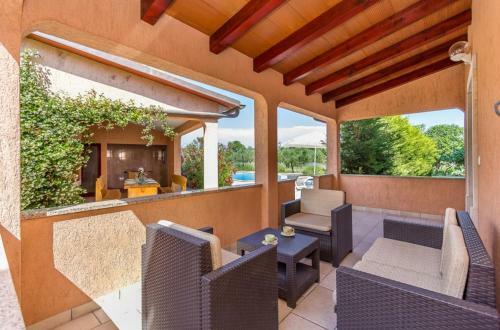 Country Villa (3642)