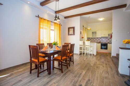 Villa Agri With Large Garden And Pool Near Pula