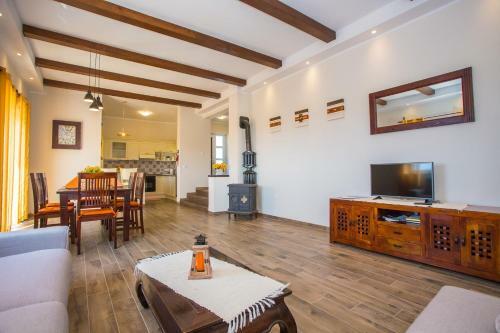 Villa Agri With Large Garden And Pool Near Pula