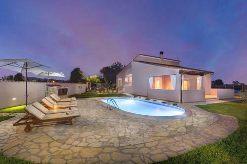 Villa Agri With Large Garden And Pool Near Pula